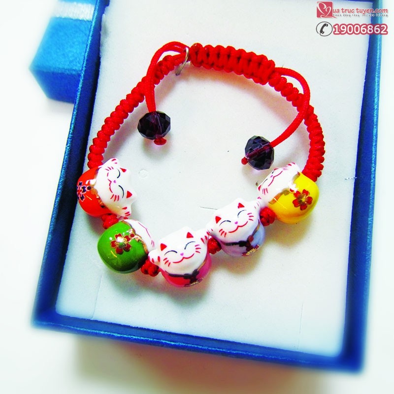 Chiếc vòng tay mèo thần tài được đặt trong một chiếc hộp màu xanh da trời lac-tay-5-meo-than-tai (2)
