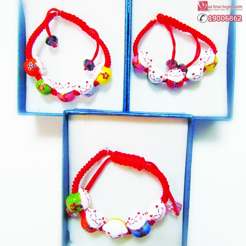 Chiếc vòng tay mèo thần tài được đặt trong một chiếc hộp màu xanh da trời lac-tay-5-meo-than-tai (4)