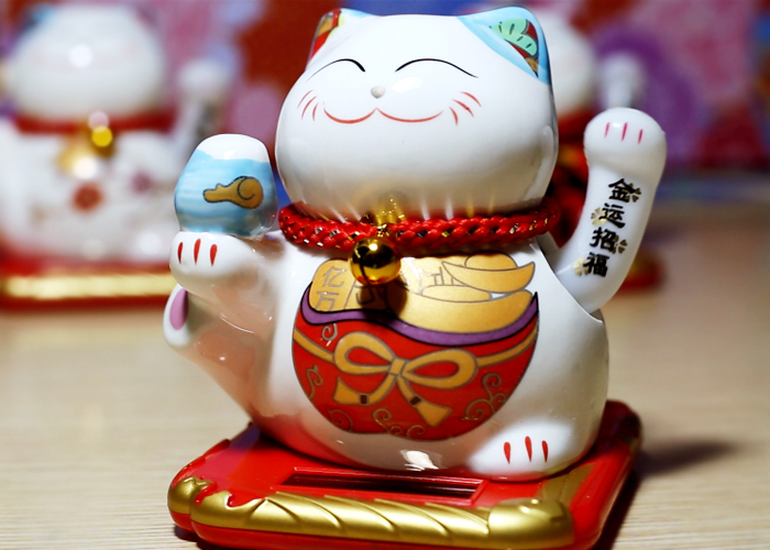 Mèo vẫy tay năng lượng mặt trời CH375