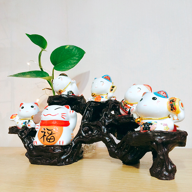Bộ kệ nhựa hình cây trưng bày và Mèo thần tài sứ Bộ kệ nhựa hình cây trưng bày và Mèo thần tài sứ